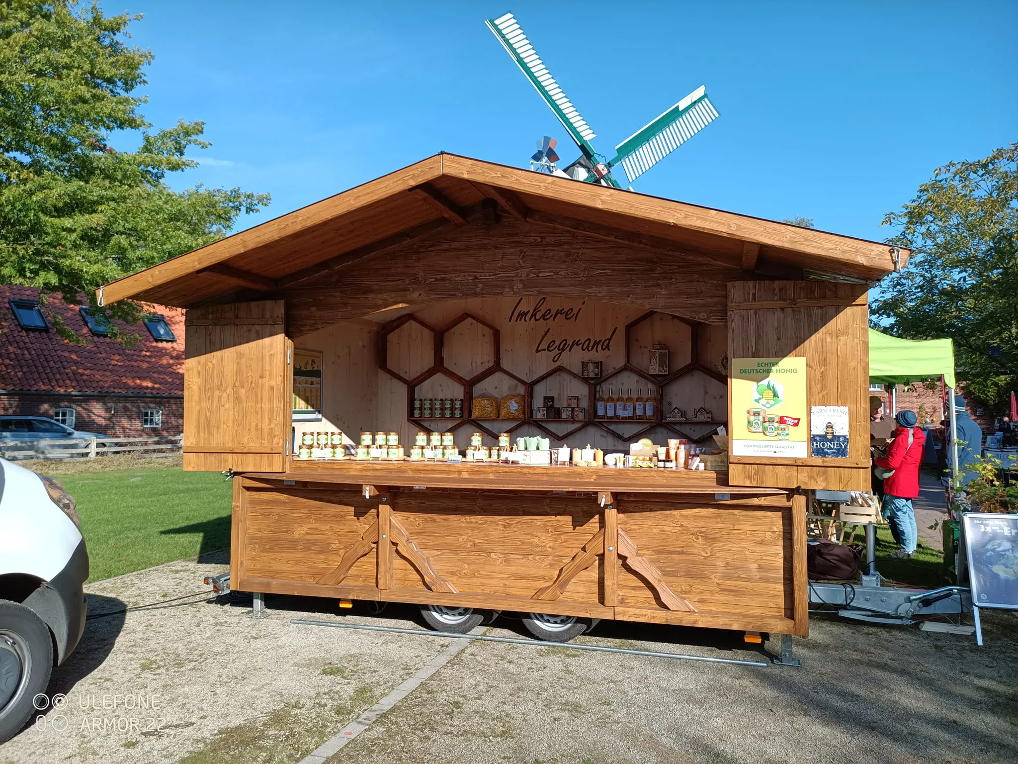 Verkaufstand mit Honigprodukten